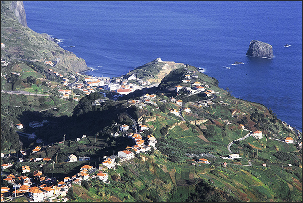 Porto da Cruz town (north-east coast) Porto da Cruz town (north-east coast)