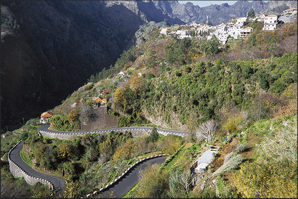 Inland road that climbs to Pico de Areeiro (1.818 m) Inland road that climbs to Pico de Areeiro (1.818 m)
