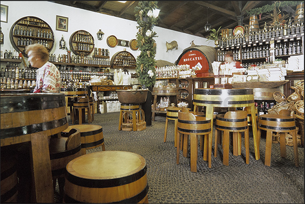Funchal. Oliveira cellar to tastings and to buy the island wines Funchal. Oliveira cellar to tastings and to buy the island wines
