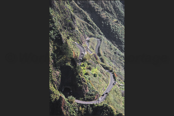The ancient road 223 which crosses the island. Descent towards the village of Paulo do Mar (south-west coast) The ancient road 223 which crosses the island. Descent towards the village of Paulo do Mar (south-west coast)