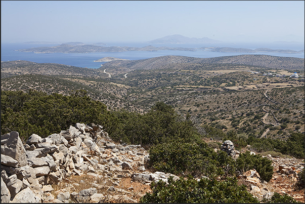 Panorama of the east coast with the island of Schinousa in front and the island of Keros on the horizon