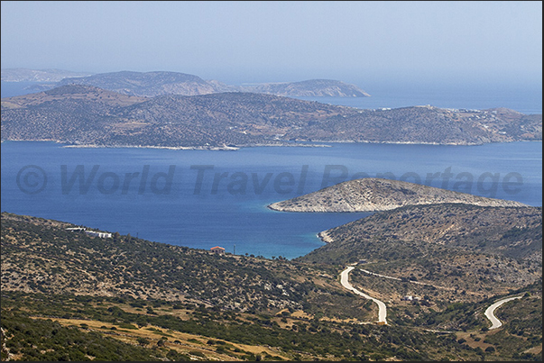 The island of Schinousa and on the horizon the uninhabited island of Kato Koufonisi The island of Schinousa and on the horizon the uninhabited island of Kato Koufonisi