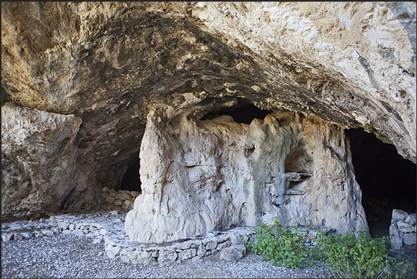 Ancient altar in the cave of Aghios Ioannis (north coast) Ancient altar in the cave of Aghios Ioannis (north coast)