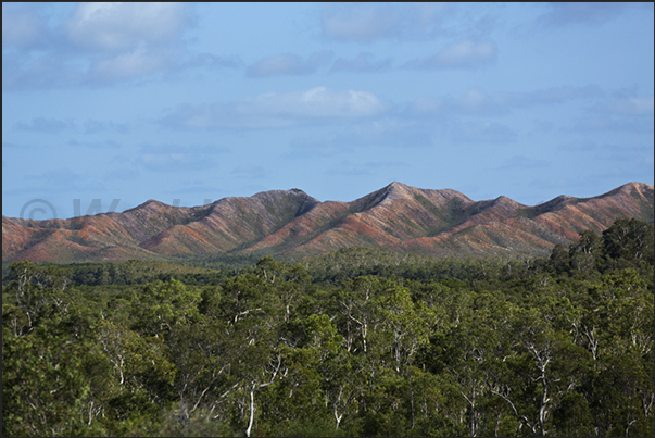 The red mountains that characterize the landscape in the northern territories The red mountains that characterize the landscape in the northern territories