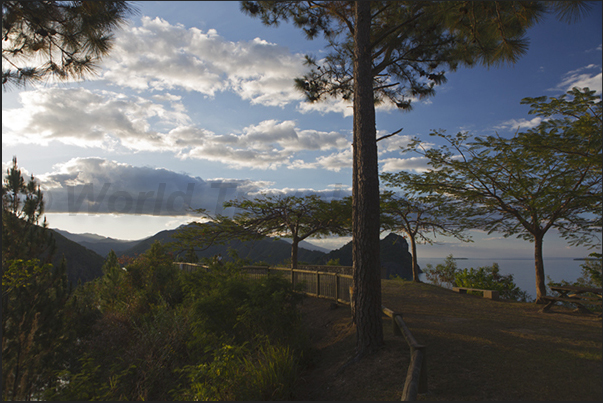 Rest area to admire the view of the bay of Hienghène