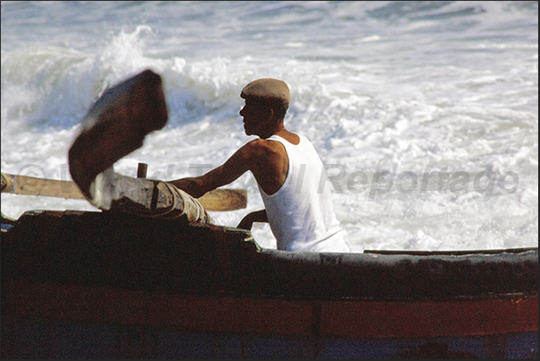 The skipper maneuvers the oars to try to stabilize the boat The skipper maneuvers the oars to try to stabilize the boat