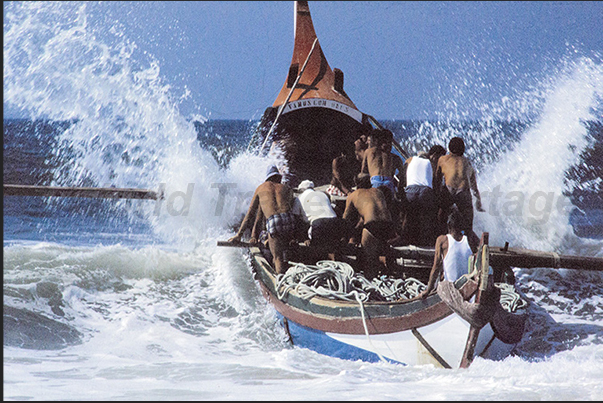 The boat breaks through the waves to try to get out to sea, it's the most dangerous moment The boat breaks through the waves to try to get out to sea, it's the most dangerous moment