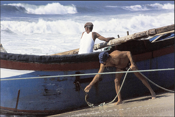 The ropes for the oxen that have to bring the boat to shore are hooked to the rings