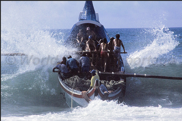 The boat breaks through the waves to try to get out to sea, it's the most dangerous moment The boat breaks through the waves to try to get out to sea, it's the most dangerous moment