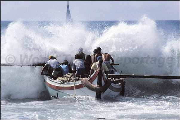 The boat breaks through the waves to try to get out to sea, it's the most dangerous moment The boat breaks through the waves to try to get out to sea, it's the most dangerous moment