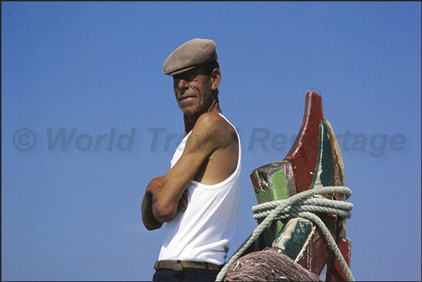 The skipper waits for the right wave to start the hauling manoeuvre The skipper waits for the right wave to start the hauling manoeuvre