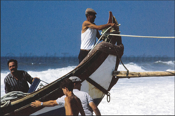 The right wave is close to arrive, everyone is preparing for the dangerous launch maneuver