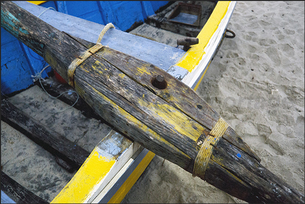 The large oar is inserted into an iron pin capable of withstanding the force of the waves when leaving the beach The large oar is inserted into an iron pin capable of withstanding the force of the waves when leaving the beach