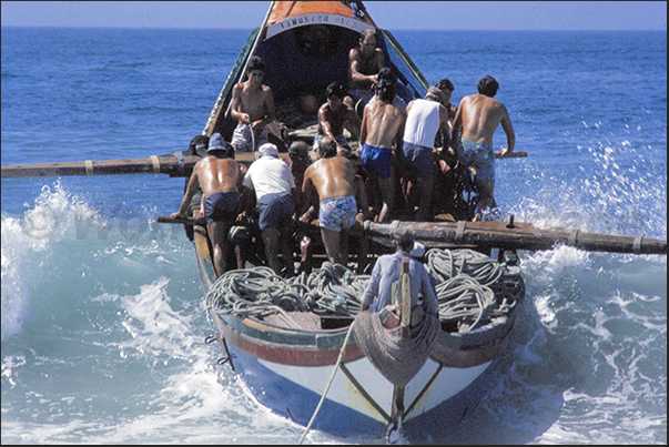 The boat breaks through the waves to try to get out to sea, it's the most dangerous moment The boat breaks through the waves to try to get out to sea, it's the most dangerous moment