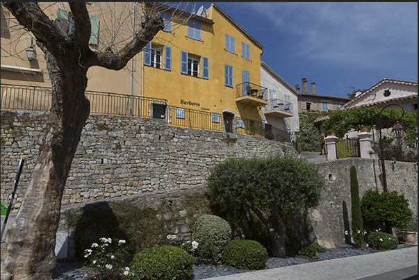 Rue du Commandeur, access road to the hamlet from the north-east side in Place du Lieutenant Isnard