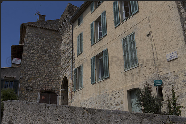 Rue des Muriers, road leading to the gateway to the borough, Port du Sarrazine, access from the north east side Rue des Muriers, road leading to the gateway to the borough, Port du Sarrazine, access from the north east side