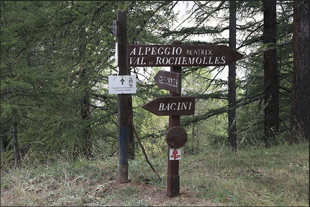 Signposts at the start of the old Decauville segment railway used to build the Rochemolles dam