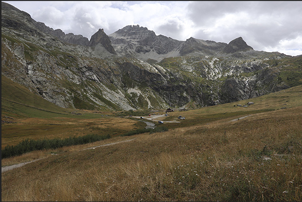 The valley ends in a clearing used in the early 1900s for the extraction of material for the construction of the dam