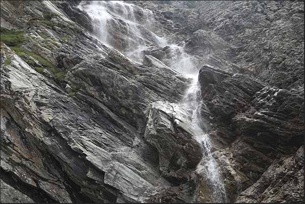 The Rochemolles torrent begins its journey in the valley with the waterfalls that flow into the basin of the Scarfiotti refuge The Rochemolles torrent begins its journey in the valley with the waterfalls that flow into the basin of the Scarfiotti refuge