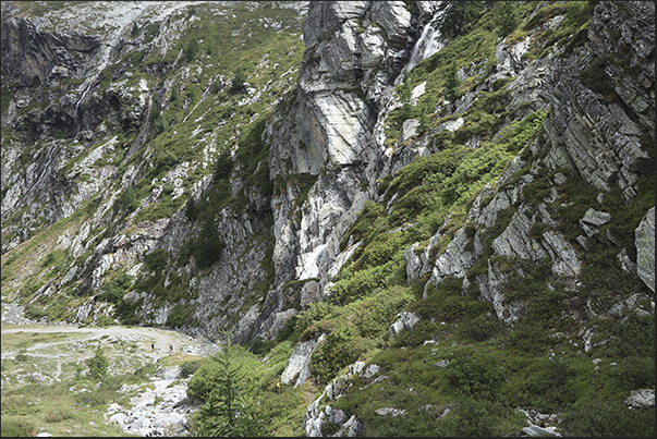 Stone extraction quarries used in the early 1900s for the construction of the dam on the Rochemolles stream Stone extraction quarries used in the early 1900s for the construction of the dam on the Rochemolles stream
