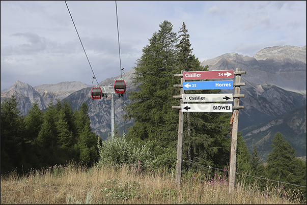 Arrival of the cable car in Fregiusia (1,944 m), well-known winter destination for skiers who frequent the Jafferau ski area Arrival of the cable car in Fregiusia (1,944 m), well-known winter destination for skiers who frequent the Jafferau ski area