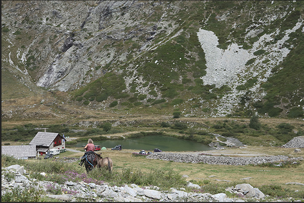 From the Sommeiller (3,009 m) hikers, not only on foot or by bicycle, return to the Scarfiotti refuge (2,165 m) From the Sommeiller (3,009 m) hikers, not only on foot or by bicycle, return to the Scarfiotti refuge (2,165 m)