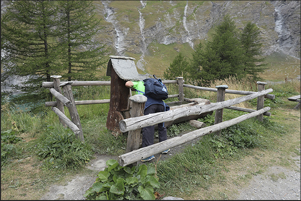 Fresh water in the refreshment area along the banks of the Rochemolles dam lake (1,973 m)