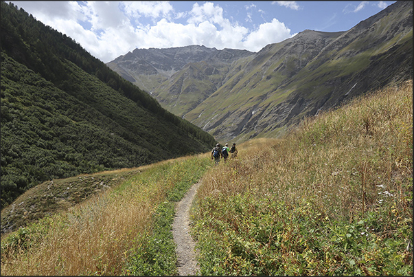 On the return path towards the lake of the Rochemolles dam On the return path towards the lake of the Rochemolles dam