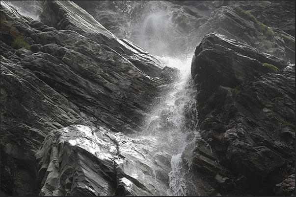 The Rochemolles torrent begins its journey in the valley with the waterfalls that flow into the basin of the Scarfiotti refuge