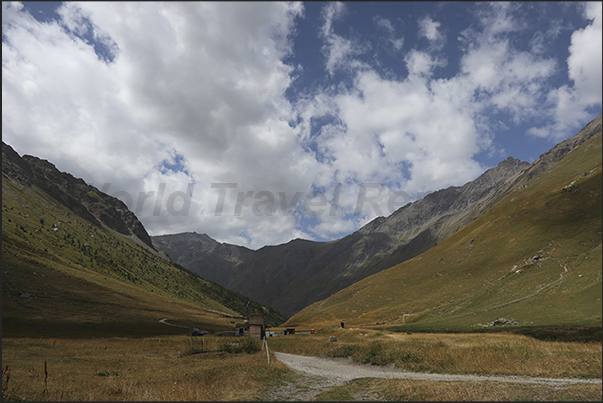 Pastures on the slopes surrounding the Grange du Fond plateau where the Scarfiotti refuge is located (2,165 m). Pastures on the slopes surrounding the Grange du Fond plateau where the Scarfiotti refuge is located (2,165 m).