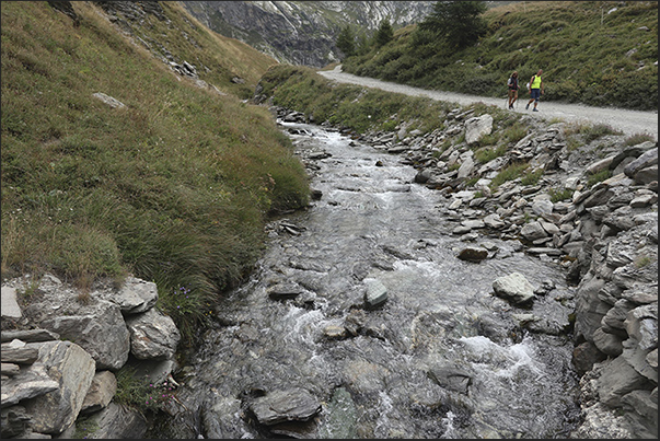 Rochemolles torrent which gives its name to the valley before entering the dam basin Rochemolles torrent which gives its name to the valley before entering the dam basin