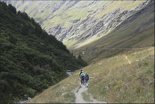 On the return path towards the lake of the Rochemolles dam On the return path towards the lake of the Rochemolles dam