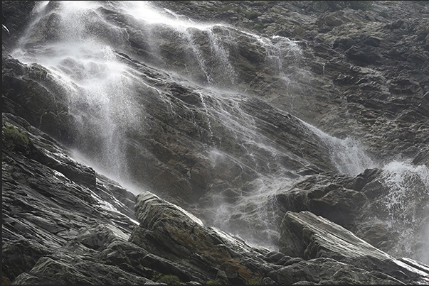 The Rochemolles torrent begins its journey in the valley with the waterfalls that flow into the basin of the Scarfiotti refuge