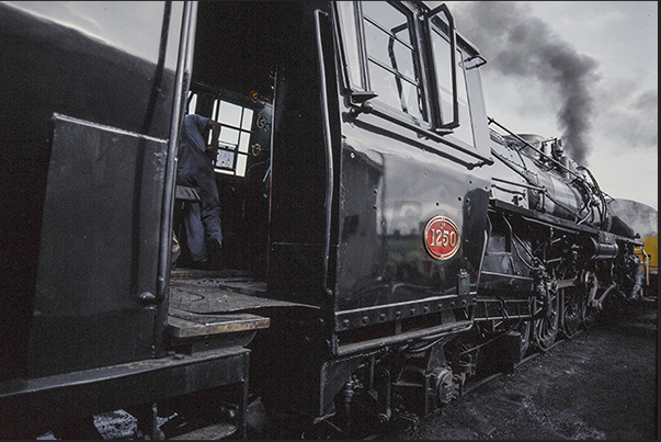 The locomotive is ready, the steam has reached the pressure to move the pistons, linkages and wheels