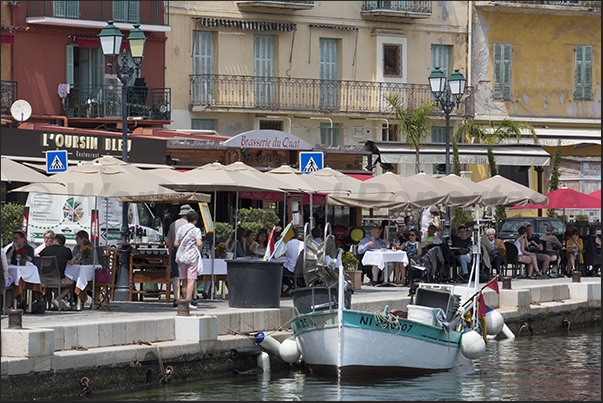 The promenade with restaurants and bars where you can taste typical dishes mixed between French and Italian tastes