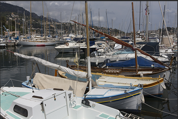 The joles, typical local boats moored in the port in front of the Quai de la Douane (the ancient customs road) The joles, typical local boats moored in the port in front of the Quai de la Douane (the ancient customs road)
