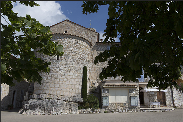 End of Rue Principale, southern tip of the town. The back of the church and beginning of Rue de l'École