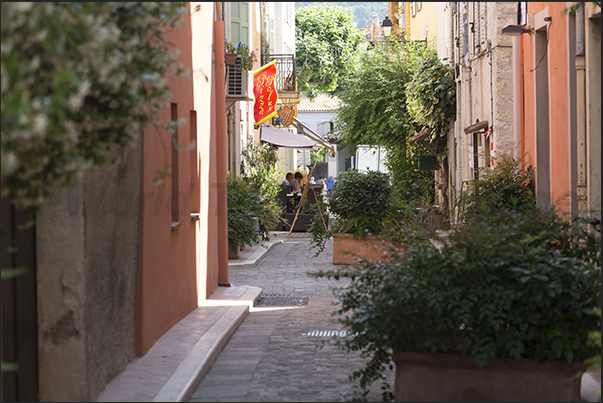 Alley between Rue Durand de Sartoux with Rue du 11 november parallel to Rue du Dr. Geoffroy Alley between Rue Durand de Sartoux with Rue du 11 november parallel to Rue du Dr. Geoffroy