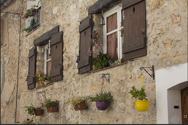 Decorations on the houses of Rue Frédéric Mistral Decorations on the houses of Rue Frédéric Mistral