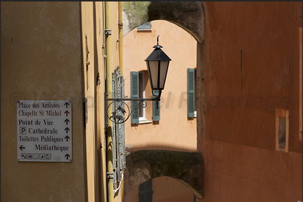Alleyway leading from Place du Petit Puy to Place de la Poissonnerie Alleyway leading from Place du Petit Puy to Place de la Poissonnerie