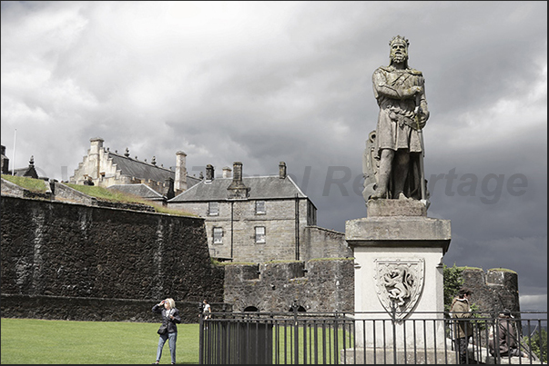Stirling. The statue of Robert the Bruce, at the entrance to the castle, King of Scotland from 1306 to 1329 Stirling. The statue of Robert the Bruce, at the entrance to the castle, King of Scotland from 1306 to 1329