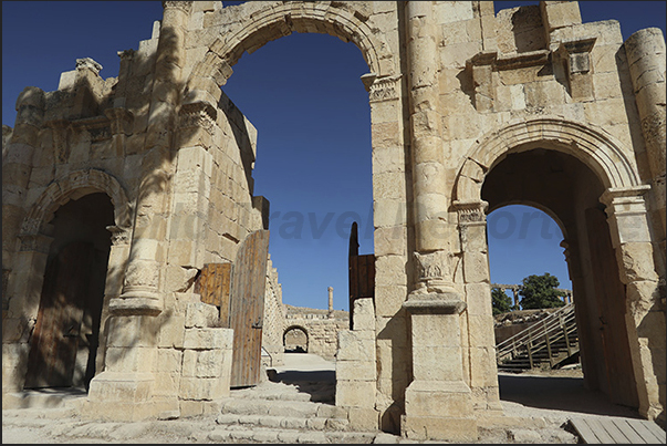 Arch of Hadrian. Start of the visit to the archaeological site Arch of Hadrian. Start of the visit to the archaeological site