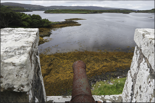 The gulf where the Abhainn Chaisteil river flows in front of the walls of Dunvegan Castle The gulf where the Abhainn Chaisteil river flows in front of the walls of Dunvegan Castle