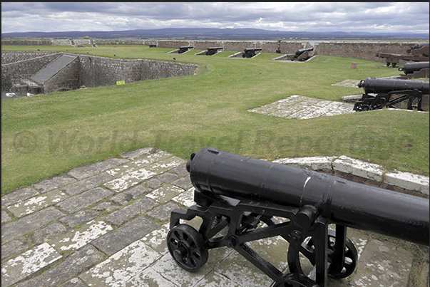 Fort George, guns aimed at the strait, passage to access Inverness
