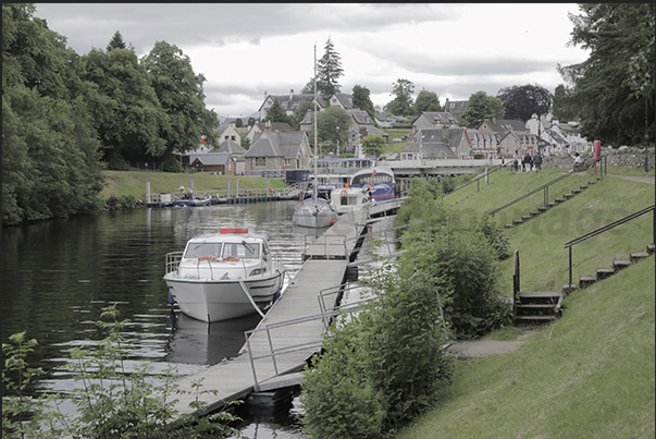 Mooring at the exit of the canal linking the lochs of Oich and Ness