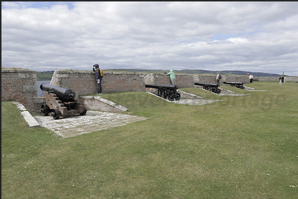 Fort George, guns aimed at the strait, passage to access Inverness