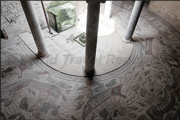 Atrium with columns and a fountain in the center called the room of the Cupids Fishermen with fish and fishermen