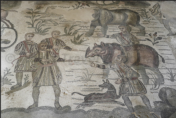 Corridor of the Great Hunt, capture of exotic animals such as a lion and a rhinoceros