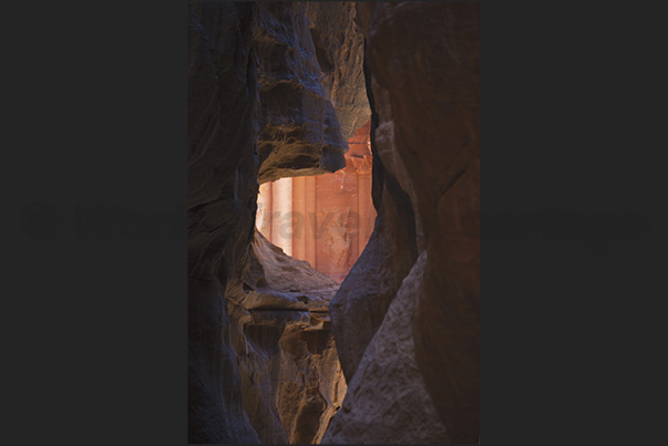 Each step in the Al-Siq Canyon, is a discovery of shadows and lights that fascinate the visitor Each step in the Al-Siq Canyon, is a discovery of shadows and lights that fascinate the visitor