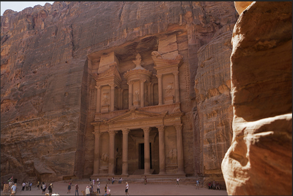 El-Khasneh Temple or Temple of Treasury because it was believed that the urn on the colonnade, contained gold and jewels El-Khasneh Temple or Temple of Treasury because it was believed that the urn on the colonnade, contained gold and jewels